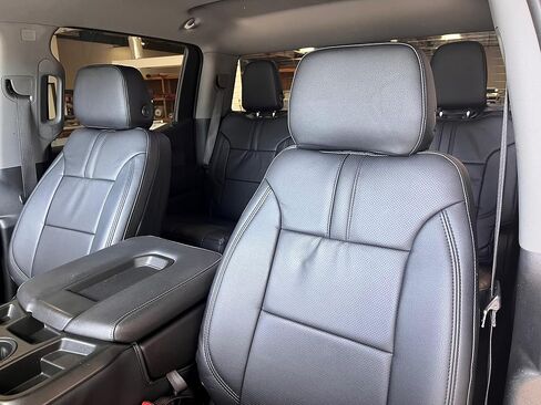 Clazzio 2019+ شيفروليه سيلفرادو 1500 Crew Cab خلفي بدون مسند ذراع مركزي غطاء مقعد جلدي in Kuwait