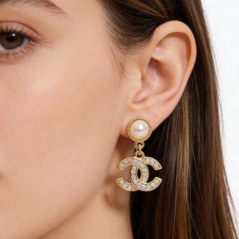 أقراط متدلية من اللؤلؤ الذهبي مع متدلية كريستالية، تصميم إطار مطرز، أقراط متدلية أنيقة للنساء لحفلات الزفاف والارتداء اليومي in Kuwait