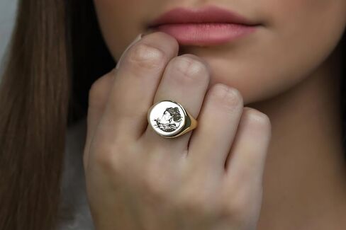 Engraved Japanese Woman Ring - Gold Wave Signet Jewelry - Bold Unisex Statement Piece - Unique Ring for All in Saudi Arabia