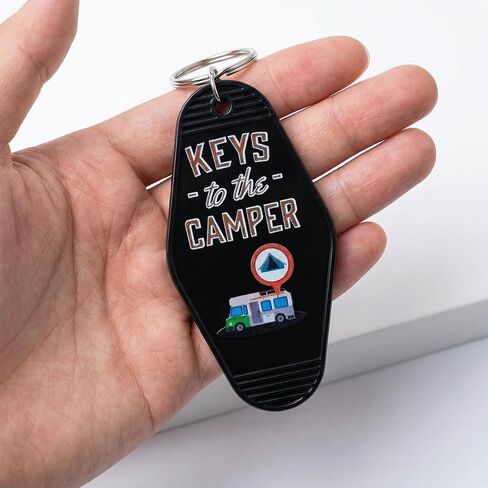 4 قطع من سلسلة المفاتيح الرجعية للتخييم RV، مجموعة مفاتيح لمفتاح التخييم (أسود وأبيض)، حلقة مفاتيح على الطراز العتيق، ملحقات التخييم هدايا لمنزل مقطورة السفر in Kuwait