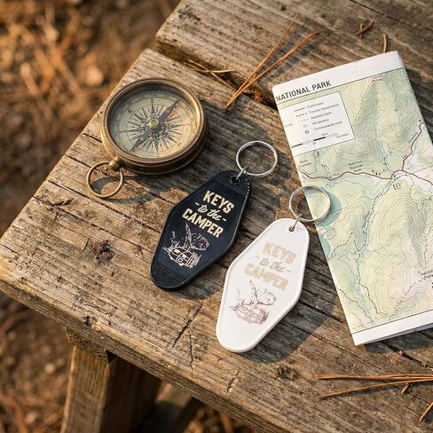 4 قطع من سلسلة المفاتيح الرجعية للتخييم RV، مجموعة مفاتيح لمفتاح التخييم (أسود وأبيض)، حلقة مفاتيح على الطراز العتيق، ملحقات التخييم هدايا لمنزل مقطورة السفر in Kuwait