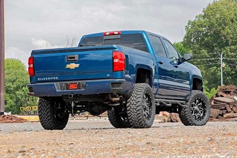 Rough Country 7" Lift Kit w/N3 Struts for 2014-2018 Chevy/GMC 1500 2WD - 18734 in Saudi Arabia