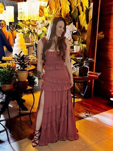 Tiered Ruffles Chiffon Bridesmaid Dresses Long for Wedding with Slit Square Neck Formal Dress in Saudi Arabia