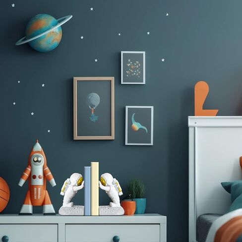 مساند كتب رائد فضاء ذهبية (3 قطع) + تمثال رائد فضاء يركل in Kuwait