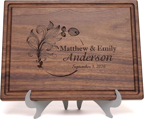 ألواح التقطيع الشخصية Straga | فحم محفور على الخشب مصنوع يدوياً | حفل زفاف مخصص، ذكرى الزواج، هدية الانتقال لمنزل جديد للأزواج والعروسين (تصميم الريشة رقم 403) in Kuwait