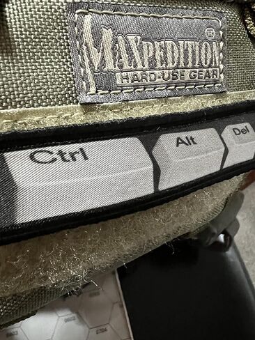 القمصان ذات الشعر الأحمر - 1x4 Ctrl + Alt + Del Morale Patch. هوك وحلقة التصحيح. صنع في الولايات المتحدة الأمريكية in Saudi Arabia