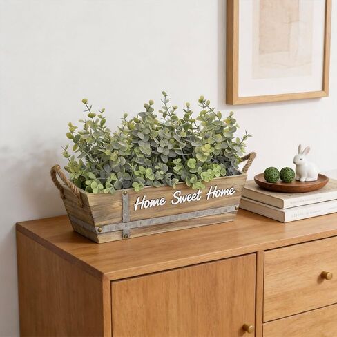 قطعة مركزية لطاولة الأوكالبتوس الصناعية في صندوق خشبي، ترتيب خضرة صناعية مع لافتة "Home Sweet Home"، مقابض من حبال الجوت، ديكور منزلي ريفي للمزرعة in Kuwait