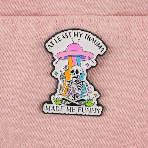 على الأقل My Trauma Made Me Funny UFO Skeleton Pin Brooch، دبوس مينا فكاهة داكنة، هدية لزميل عمل صديق وقح ساخر، دبابيس للتوعية بالصحة العقلية، شارة طية صدر السترة بهيكل عظمي علامة السلام، إكسسوارات مواقف مضحكة in Saudi Arabia