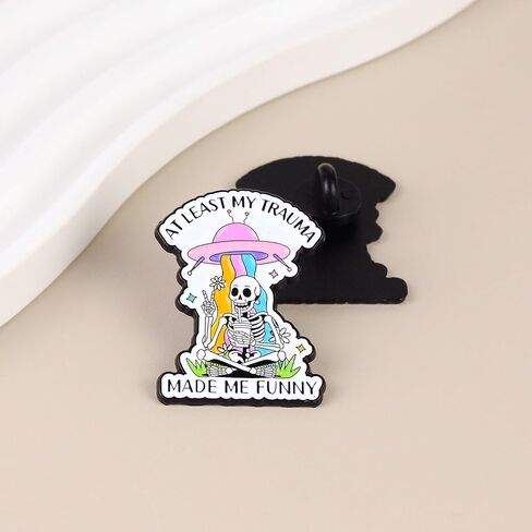 على الأقل My Trauma Made Me Funny UFO Skeleton Pin Brooch، دبوس مينا فكاهة داكنة، هدية لزميل عمل صديق وقح ساخر، دبابيس للتوعية بالصحة العقلية، شارة طية صدر السترة بهيكل عظمي علامة السلام، إكسسوارات مواقف مضحكة in Saudi Arabia