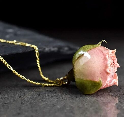 قلادة وردة حقيقية - سلسلة مطلية بالذهب الإسترليني 925 مع قالب من الراتنج - فكرة هدية مجوهرات كلاسيكية أنيقة ورومانسية على شكل زهرة طبيعية لها in Saudi Arabia