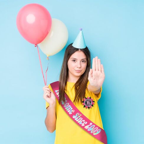 دبابيس أزرار لعيد الميلاد السادس عشر للفتيات مصنوعة يدويًا (3.8 * 3.8 بوصة)، شارة صفيح بشريط من الحرير المضلع باللون الأسود والوردي للنساء، مستلزمات تزيين حفلات عيد الميلاد السادس عشر، أفكار هدايا، هدايا نكتة in Kuwait