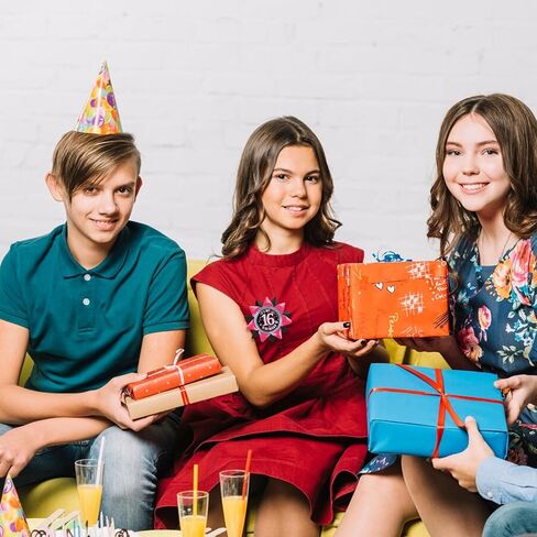 دبابيس أزرار لعيد الميلاد السادس عشر للفتيات مصنوعة يدويًا (3.8 * 3.8 بوصة)، شارة صفيح بشريط من الحرير المضلع باللون الأسود والوردي للنساء، مستلزمات تزيين حفلات عيد الميلاد السادس عشر، أفكار هدايا، هدايا نكتة in Kuwait