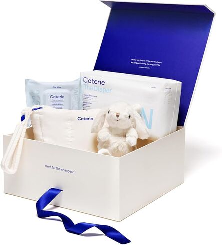 مجموعة هدايا Coterie The Newborn، حفاضات حديثي الولادة (31 قطعة) مقاس 1 (33 قطعة) 1 عبوة مناديل (18 قطعة) مصنوعة من ألياف نباتية، لا تسبب الحساسية، مصممة للبشرة الحساسة، مكونات نظيفة in Kuwait