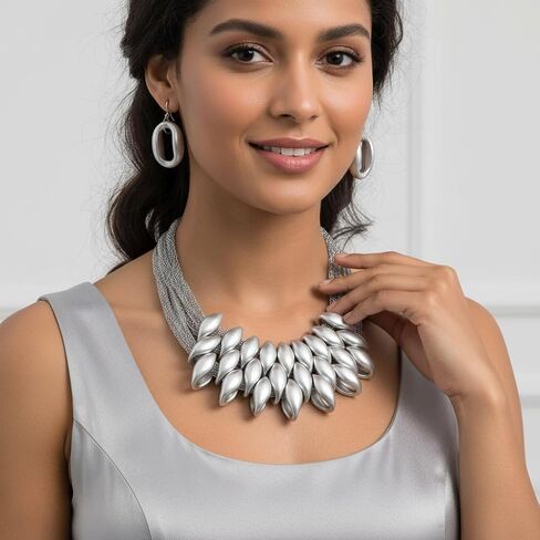 مجموعة قلادات مميزة، تصميم أوراق الذهب مع سلسلة شبكية، أقراط متدلية متطابقة in Kuwait