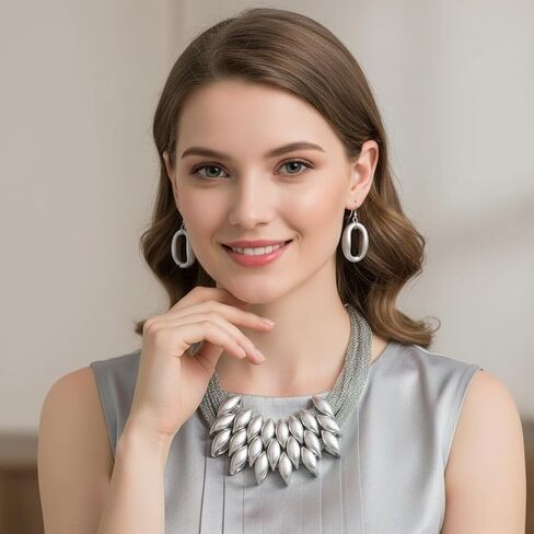 مجموعة قلادات مميزة، تصميم أوراق الذهب مع سلسلة شبكية، أقراط متدلية متطابقة in Kuwait