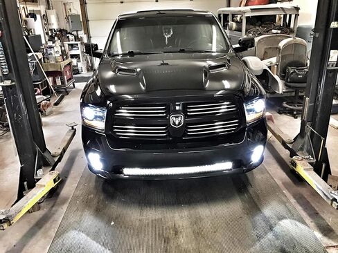 شريط إضاءة LED بطول 40 بوصة من iJDMTOY متوافق مع 09-18 Dodge RAM 1500 Express مع مصد رياضي، بما في ذلك شريط إضاءة LED منحني 240 وات، ودعامات تثبيت بفتحة المصد السفلي ومجموعة أسلاك التبديل in Saudi Arabia