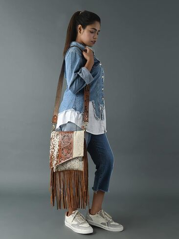 حقيبة كروس من الجلد الطبيعي مصنوعة يدويًا من أديان ويسترن باللون البني للنساء | محفظة مصنوعة يدوياً من الزهور مع حواف من جلد الغزال وحزام قابل للتعديل والفصل in Kuwait