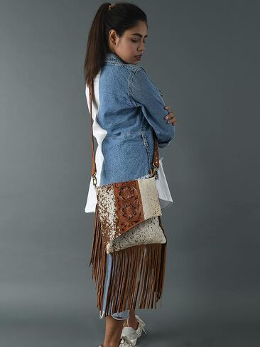 حقيبة كروس من الجلد الطبيعي مصنوعة يدويًا من أديان ويسترن باللون البني للنساء | محفظة مصنوعة يدوياً من الزهور مع حواف من جلد الغزال وحزام قابل للتعديل والفصل in Kuwait