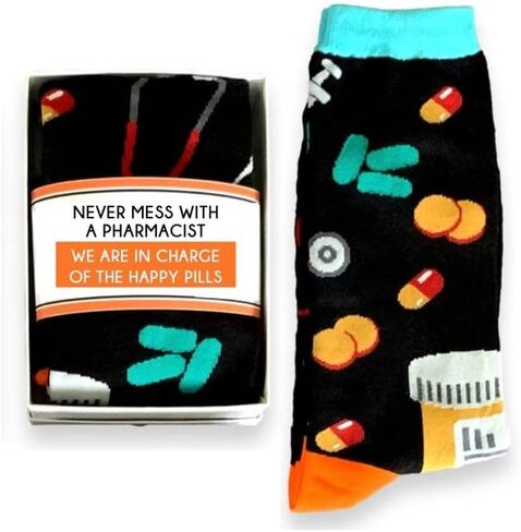 جوارب طاقم صيدلية مضحكة من Doodle Beads في صندوق هدايا، تاجر أدوية في التدريب، جوارب طبية مضحكة للتخرج (مقاس حذاء رجالي 7-12، حبوب سعيدة) in Kuwait