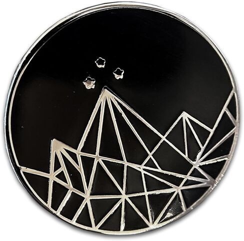 ACOTAR Velaris Mountains دبوس طية صدر معدني أسود فضي 1 بوصة in Kuwait