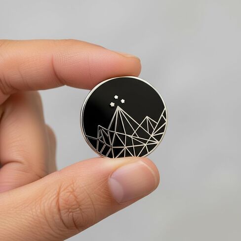 ACOTAR Velaris Mountains دبوس طية صدر معدني أسود فضي 1 بوصة in Kuwait