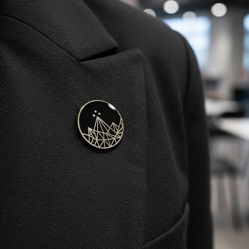 ACOTAR Velaris Mountains دبوس طية صدر معدني أسود فضي 1 بوصة in Kuwait