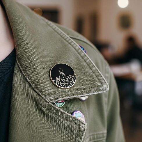 ACOTAR Velaris Mountains دبوس طية صدر معدني أسود فضي 1 بوصة in Kuwait