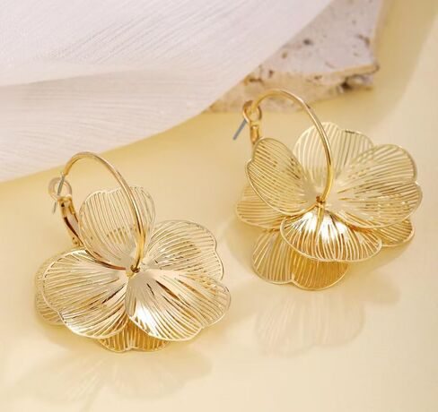 4 أزواج من الأقراط الذهبية للنساء، أقراط هندسية كبيرة على شكل أوراق شجر على شكل زهور، هدية مجوهرات عصرية in Kuwait