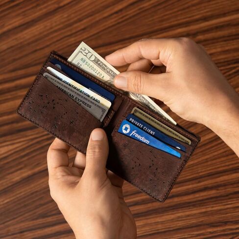 محفظة كوركور رفيعة ثنائية الطي للرجال - علامة محفظة كورك - جلد نباتي لم يتم الإساءة إلى الحيوانات لتصنيعه باللون البني in Kuwait