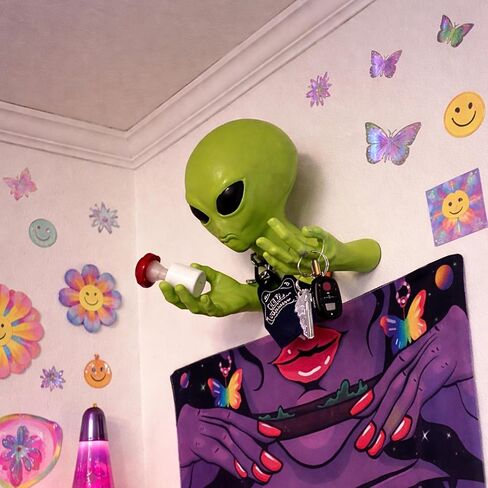 Alien Head Wall Decor - Green 3D Sculpture with Head & Hand, Creative Latex Material, Sci-Fi Hanging Art Collectible Statue, Halloween Decoration Ornament for Home Living Room Bedroom Bar Office Club in Kuwait