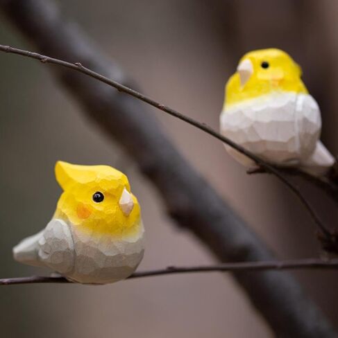 زوج واحد من تماثيل الكوكاتيل الخشبية المصنوعة يدويًا - منحوتات ببغاء منحوتة مقاس 1.8 سم، ديكور لطيف لطيور الببغاء للرف أو المكتب أو الهدية أو العرض المنزلي in Kuwait
