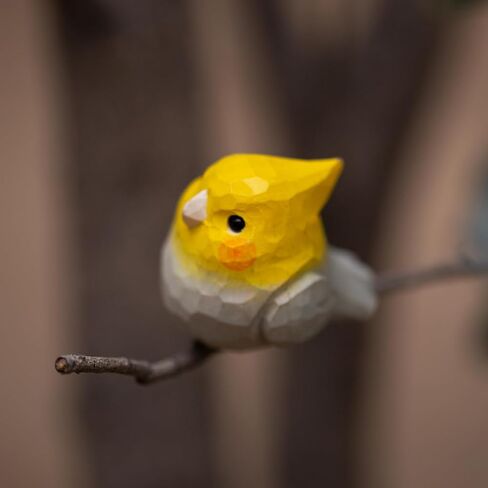 زوج واحد من تماثيل الكوكاتيل الخشبية المصنوعة يدويًا - منحوتات ببغاء منحوتة مقاس 1.8 سم، ديكور لطيف لطيور الببغاء للرف أو المكتب أو الهدية أو العرض المنزلي in Kuwait