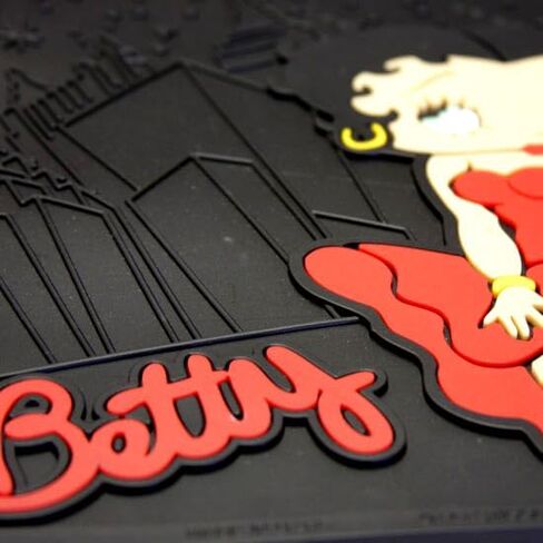 مجموعة ملحقات السيارة الجديدة من Yupbizauto Platicolors Betty Boop، أغطية مقاعد جديدة، سجادات مطاطية أمامية، غطاء عجلة القيادة، أغطية مسند رأس ساخنة لحماية أنيقة للسيارات وسيارات الدفع الرباعي والشاحنات والشاحنات الصغيرة in Saudi Arabia