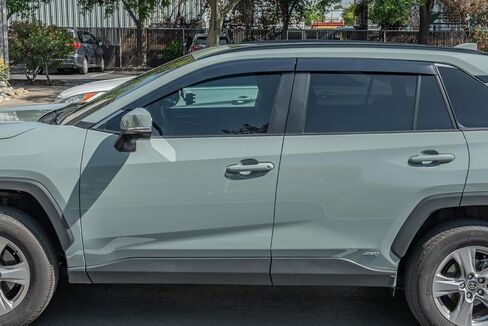 بديل لأقنعة Toyota Rav4 EOS لعام 2019-الحاضر JDM شريط على نمط فتحات جانبية دخانية ملونة منحرفة للنوافذ واقي المطر DWV-V144 in Saudi Arabia