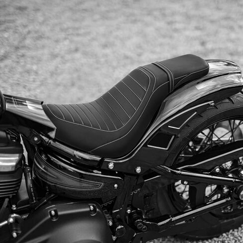 مقعد الركاب للسائق باللون الأسود مناسب لدراجة Harley Street Bob Softail FLHC 2018-2025 19 Deluxe، Heritage Classic، Heritage Classic 114 in Kuwait