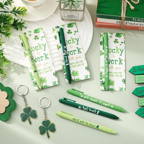 JarThenaAMCS 72 قطعة هدايا تقدير عيد القديس باتريك، أقلام حبر جاف باللون الأخضر مع سلاسل مفاتيح شامروك البرسيم اللامعة مع بطاقات شكر للموظف وزميل العمل في العطلة الأيرلندية in Kuwait