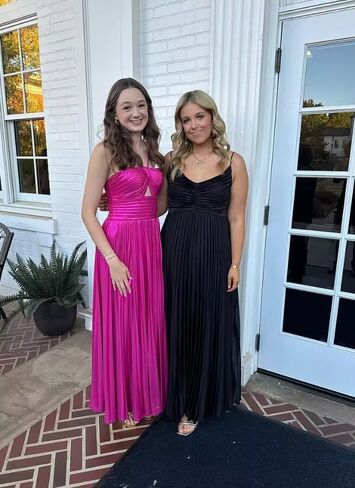 Satin Pleated Bridesmaid Dresses Long for Women Spaghetti Straps V-Neck Formal Evening Dress in Saudi Arabia
