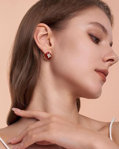 أقراط Bugdundy Red Maroon Enamel مستديرة هندسية على شكل نجمة البرسيم Dainty Stud CZ مطلية بالذهب عيار 18 قيراط للنساء من SNGIA، هدايا مجوهرات VintageTrendy، إكسسوارات أقراط Huggies العصرية، أقراط دائرية بسيطة خالية من النيكل. in Saudi Arabia