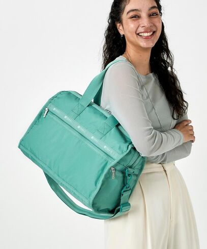 حقيبة كروس LeSportsac Sage Green Deluxe متوسطة الحجم لعطلة نهاية الأسبوع، طراز 4318/لون R180، موضة جديدة مهدئة ومحايدة ترابية، أخضر Sage يحتفل بالقوة والتجديد، والأناقة الهادئة in Saudi Arabia