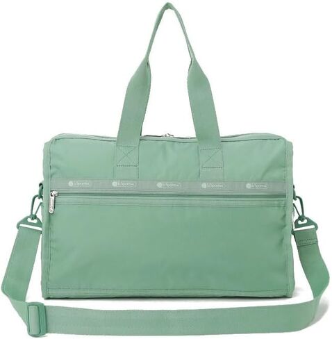 حقيبة كروس LeSportsac Sage Green Deluxe متوسطة الحجم لعطلة نهاية الأسبوع، طراز 4318/لون R180، موضة جديدة مهدئة ومحايدة ترابية، أخضر Sage يحتفل بالقوة والتجديد، والأناقة الهادئة in Saudi Arabia