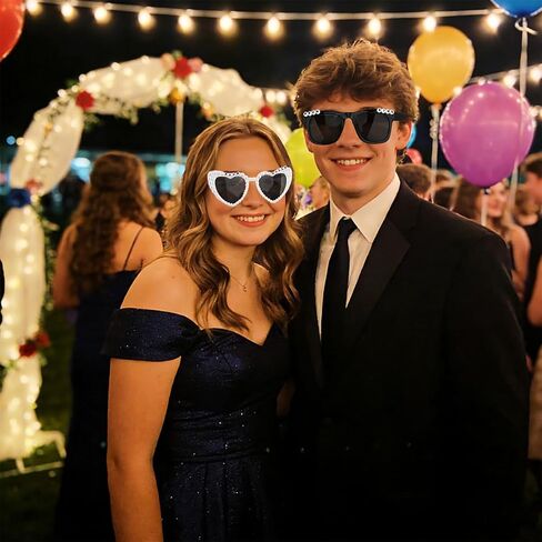 قطعتان من نظارات التخرج للملك والملكة وإكسسوارات أزياء لحفلات العودة للوطن وحفلات الزفاف وأعياد الميلاد in Kuwait