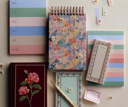 شركة RIFLE PAPER CO. Delphine Sticky Note Folio 50 ورقة لكل وسادة، 6.66 بوصة طول × 3 بوصة عرض، تتضمن وسادة تمزيق وملاحظات لاصقة، ولمسات من رقائق الذهب، وغطاء صلب، وإغلاق مرن، وتتبع مهامك اليومية in Saudi Arabia
