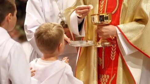 First Communion Candle with a Jesus Christ Image + Surprise Gift/Regalo sorpresa de Bolos (Tiempo limitado) in Saudi Arabia