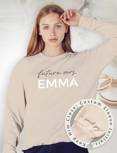 سويت شيرت السيدة المستقبلية المخصص مع قلت نعم على الأكمام - اسم العائلة المخصص بياقة دائرية - بلوفر العروس لتكون هدية الخطوبة وهدية الزفاف متعدد in Kuwait