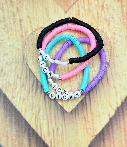 أساور اسم شخصية، اسم مخصص، كلمة، عبارة، لون، وحجم، حبة قرص هيشي بوليمر كلاي، لهجة فضية، هدية مصنوعة يدويًا للأم والبنت والأخت والأب والابن والأخ in Kuwait