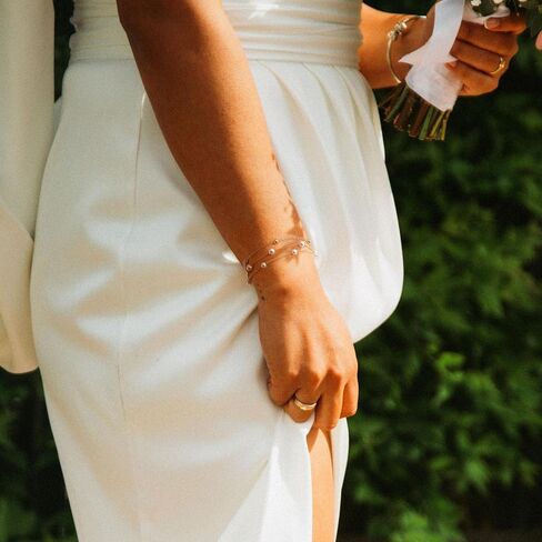 أساور اللؤلؤ للنساء أنيقة 14K مطلية بالذهب الطبقات اللؤلؤ سوار غير تشويه سوار الأقمار الصناعية سحر قابل للتعديل هدايا مجوهرات لوصيفة العروس الزفاف in Kuwait