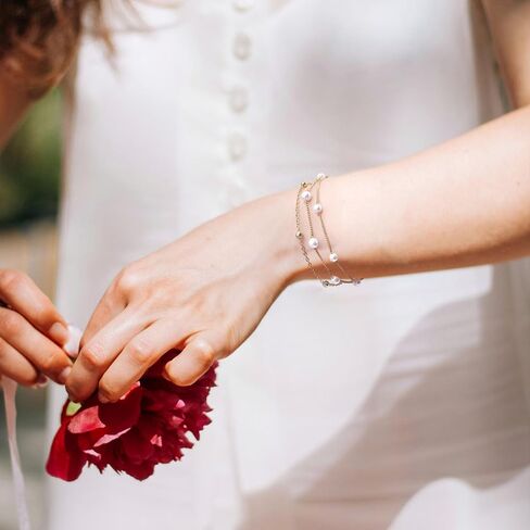 أساور اللؤلؤ للنساء أنيقة 14K مطلية بالذهب الطبقات اللؤلؤ سوار غير تشويه سوار الأقمار الصناعية سحر قابل للتعديل هدايا مجوهرات لوصيفة العروس الزفاف in Kuwait