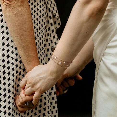 أساور اللؤلؤ للنساء أنيقة 14K مطلية بالذهب الطبقات اللؤلؤ سوار غير تشويه سوار الأقمار الصناعية سحر قابل للتعديل هدايا مجوهرات لوصيفة العروس الزفاف in Kuwait