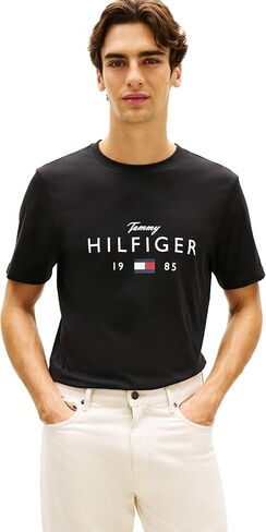 تي شيرت Tommy Hilfiger رجالي بأكمام قصيرة من القطن برسوم جرافيكية مع نص مطبوع وشعار العلم in Saudi Arabia