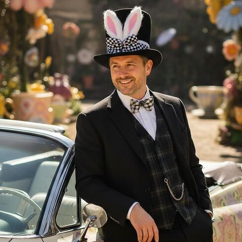 قبعة زي Mad Hatter مع قوس مربعات، قبعة سوداء مع آذان أرنب بيضاء وجزء داخلي وردي، إكسسوار أزياء نسائية لاحتفالات عيد الفصح وحفلات الربيع in Saudi Arabia